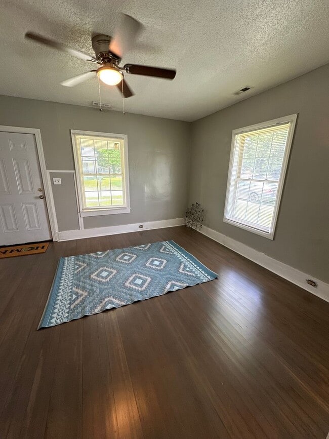 Building Photo - 3 Bed/ 1 Bath and move-in ready! www.PMCoreUSA.com submit guest card for showings!