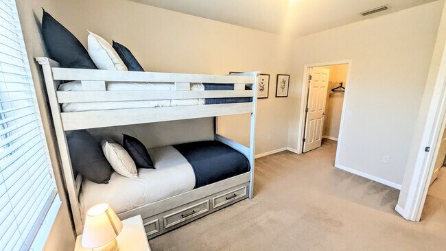 Building Photo - Seasonal/short term/annual  3/3 spacious townhouse with water view off University PKWY