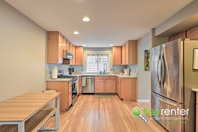 Building Photo - Beautifully Renovated 3 Bed Townhome in Prime North Seattle Location