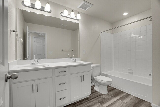 Building Photo - $3,330.95 with $300 off the first month's Rent - 4 Bedrooms, 3.5 Bathrooms, Townhouse in Broomfie...