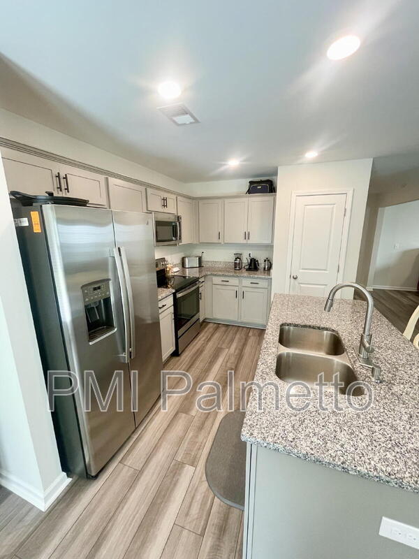 Building Photo - 633 Wooster Dr