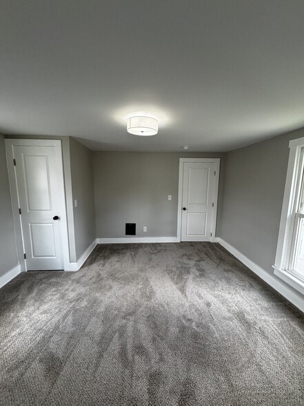 Building Photo - 409 N Elm St