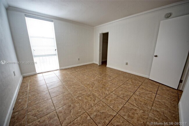 Building Photo - 6900 N Kendall Dr