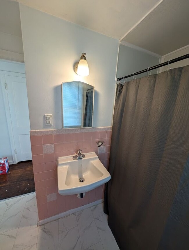 Building Photo - 3-Bedroom, 1-Bathroom Home – $1,250/Month | Accepting Section 8