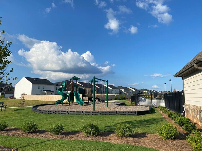 Building Photo - Nice 4-bedroom in Swim Community in Dacula