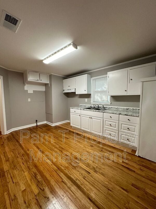 Building Photo - 26 W 59th St