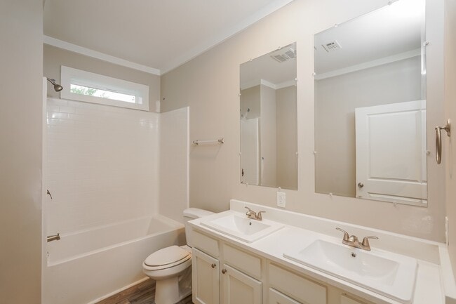 Building Photo - 9330 Crestview Dr