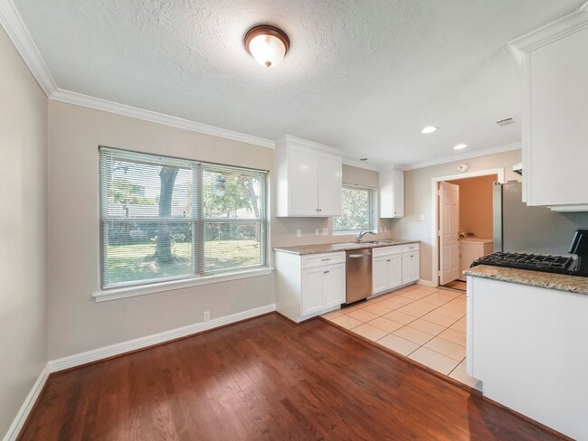 Building Photo - 1115 W 31st St