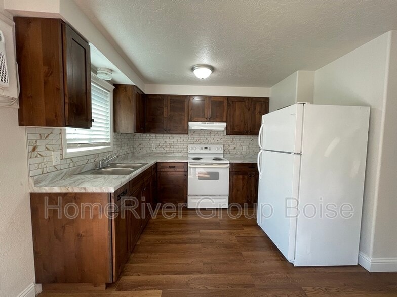 Building Photo - 102 N Homedale Ave