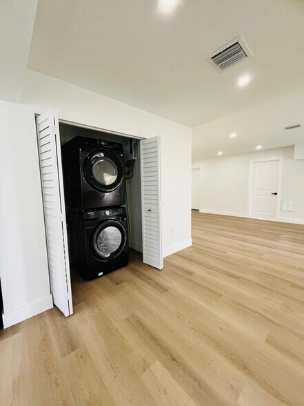 Building Photo - 1612 E River Dr