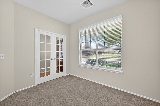 Building Photo - 1403 S Maple Dr