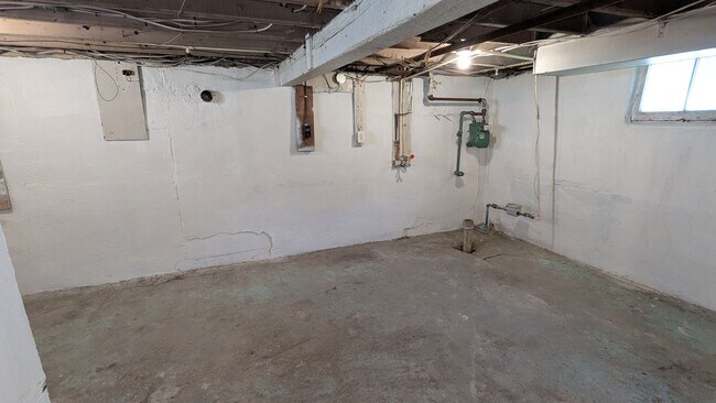 Building Photo - 4-Bedroom, 1-Bathroom Single Family Home f...