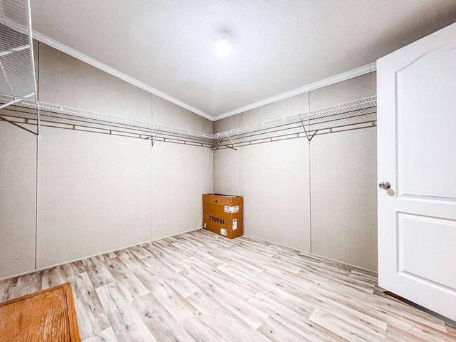 Building Photo - LOCATION! 5 mins from Carolina Beach bridg...