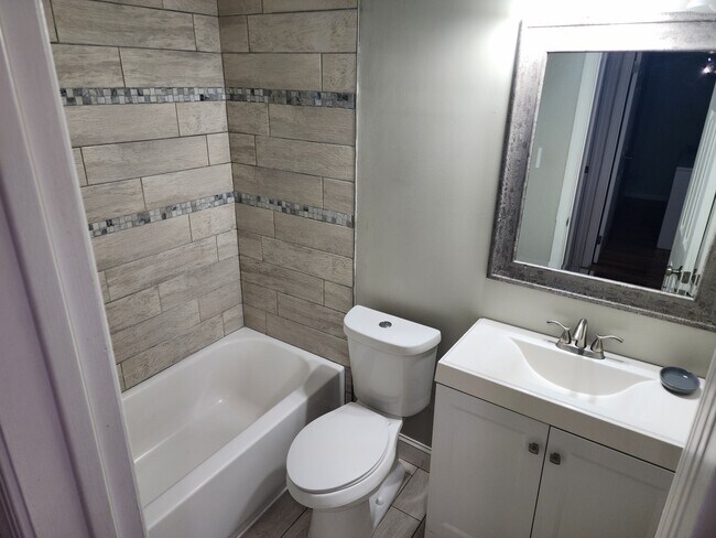 Upstairs hall bathroom - 3218 Dunnbury Ct