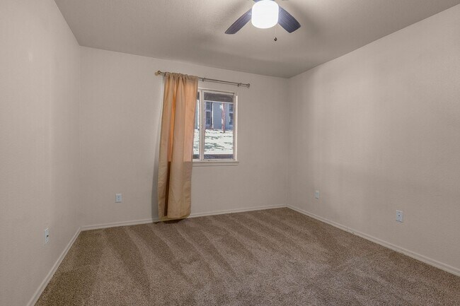 Building Photo - Move-In Ready 2-Bed Condo in The Arbors