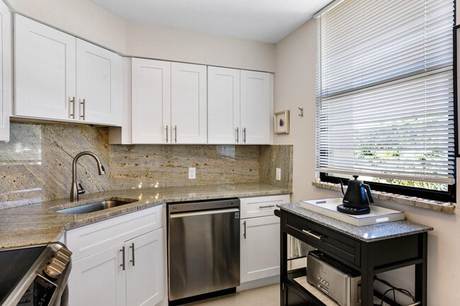 Building Photo - 130 Lakeshore Dr