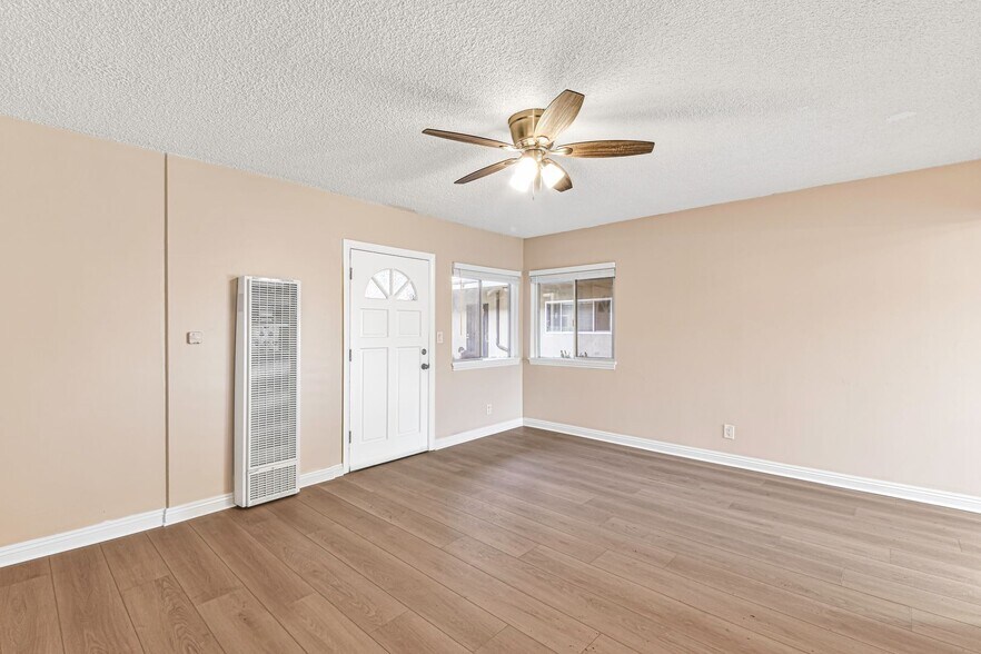 Building Photo - 1427 W Parade St