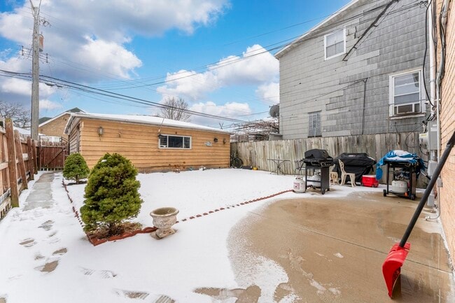 Building Photo - 6031 W Addison St