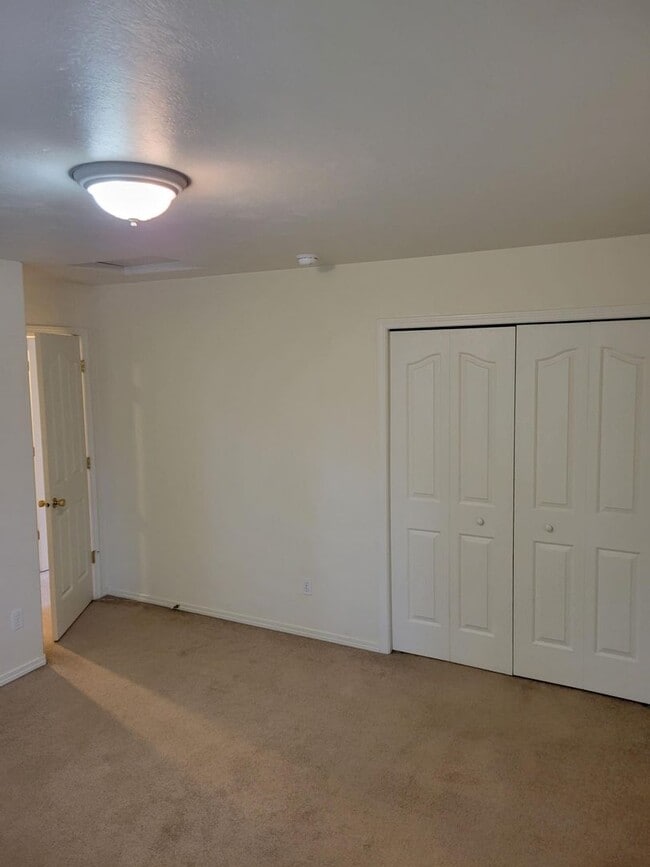 Building Photo - 3 Bedroom 2 Bathroom Centrally Located Tow...