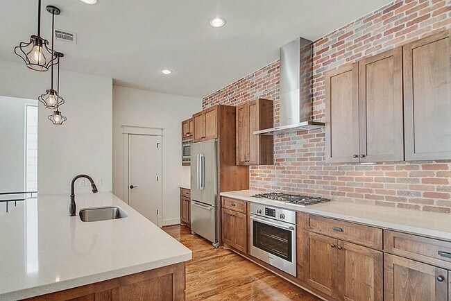 Building Photo - 5810 Venice St