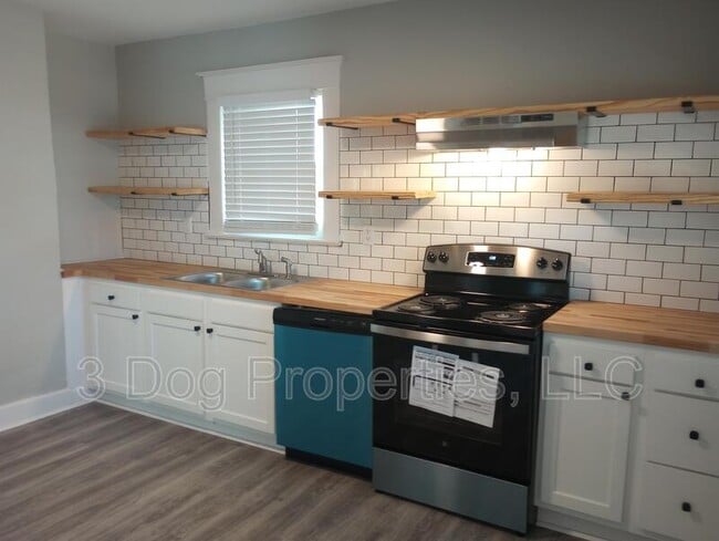 Building Photo - 218 N Hickory St