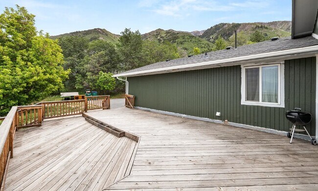Building Photo - 140 E Spring Dr