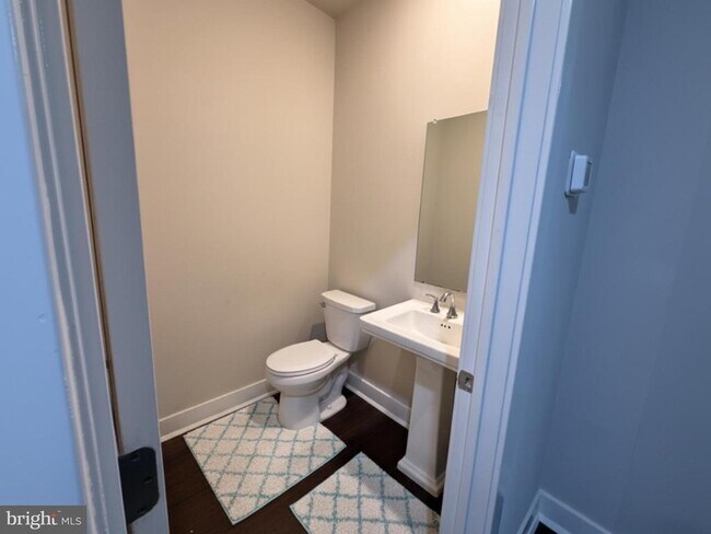 Building Photo - 16 Lochiel Ln