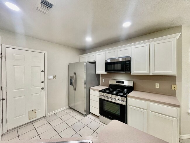 Building Photo - Comfort & Charm in Castle Forest - Reduced Deposit for Qualified Applicants!