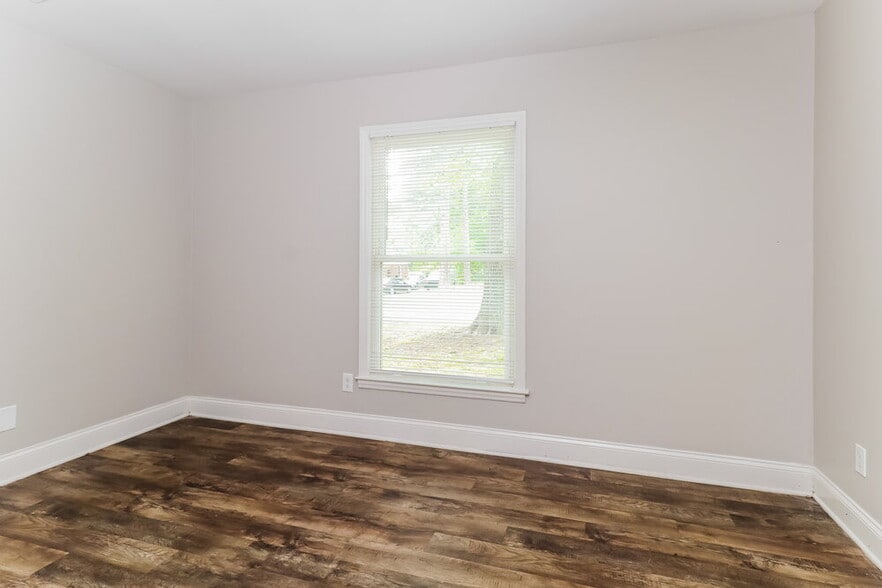 Building Photo - 323 Huntsmoor Dr