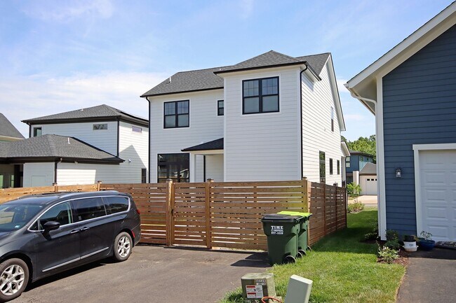 Building Photo - Beautiful, Custom-Built Pet-Friendly Lochlyn Hill Home