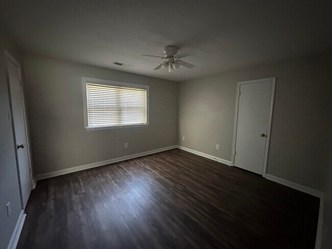 Building Photo - 2714 Gerald Ford Dr W