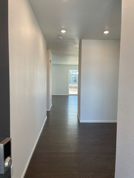 Building Photo - 517 Silver Rock Trl