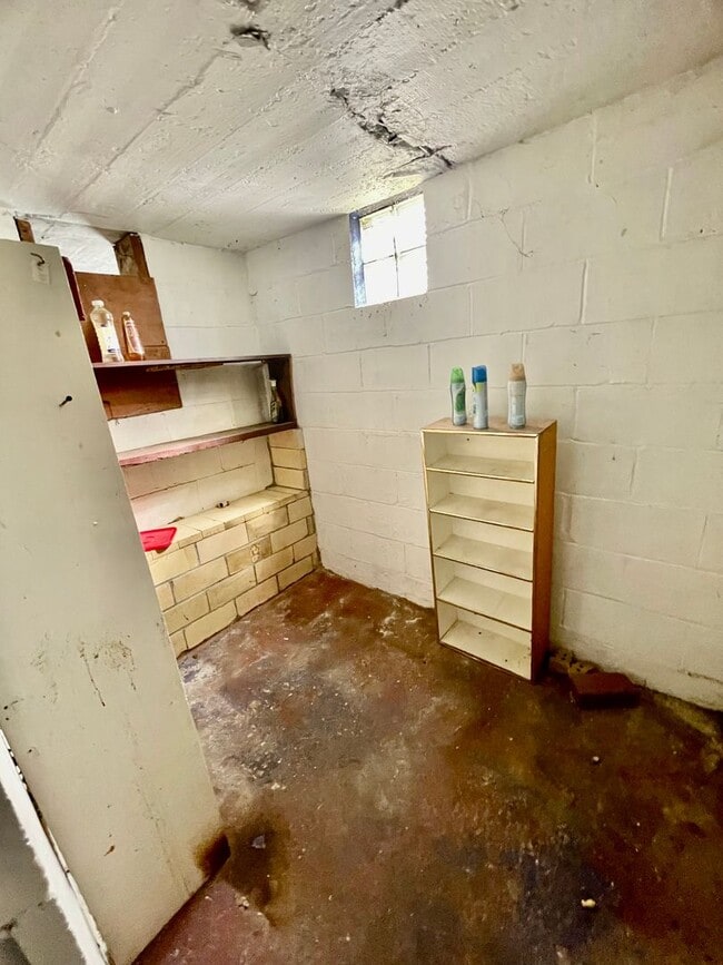 Building Photo - 3 Bed-1 Bath Turtle Creek PA