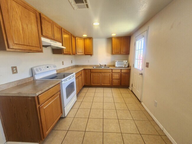 Building Photo - Two Bedroom One Bath Home!