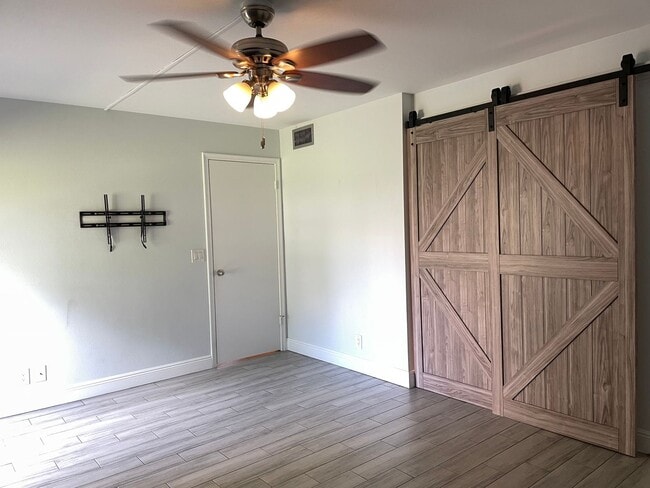 Building Photo - Beautifully renovated! 2 Bed, 2 Bath corne...