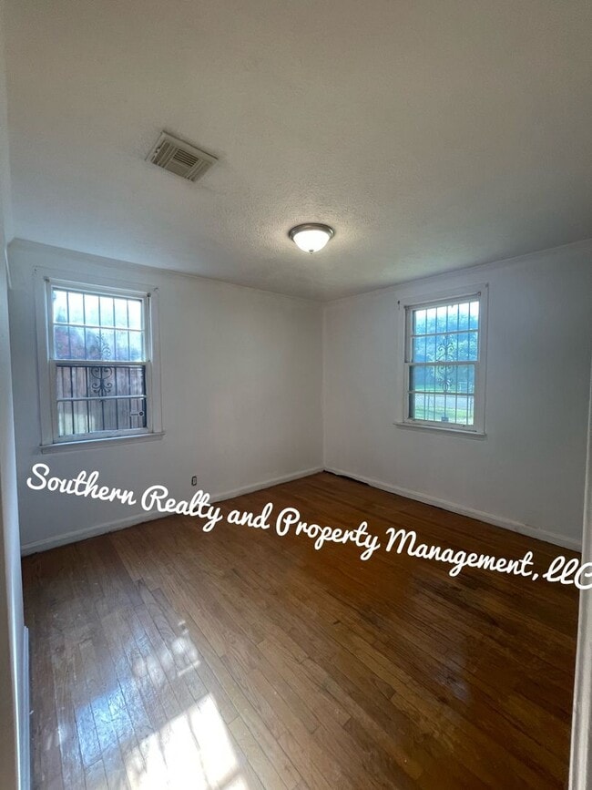 Building Photo - Super Cute newly renovated Home