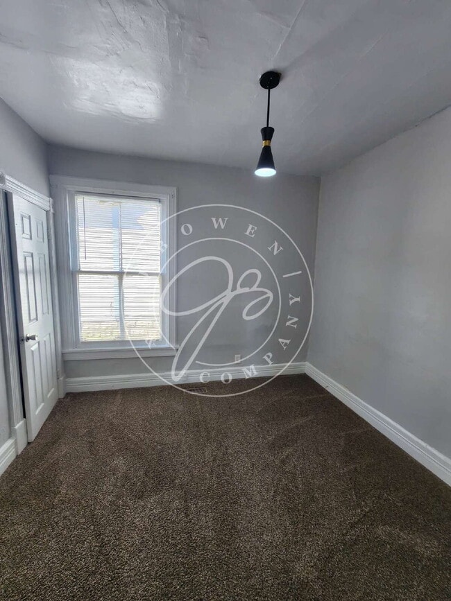 Building Photo - Large 3 bed with over 1600 sq. ft!