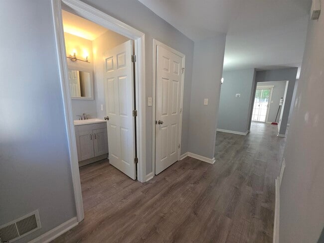 Building Photo - 2 Anchorage Ct