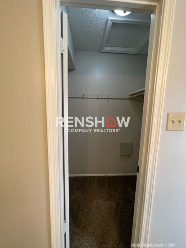 Building Photo - Unique 3 Bed / 2.5 Bath Condo - Move in Re...