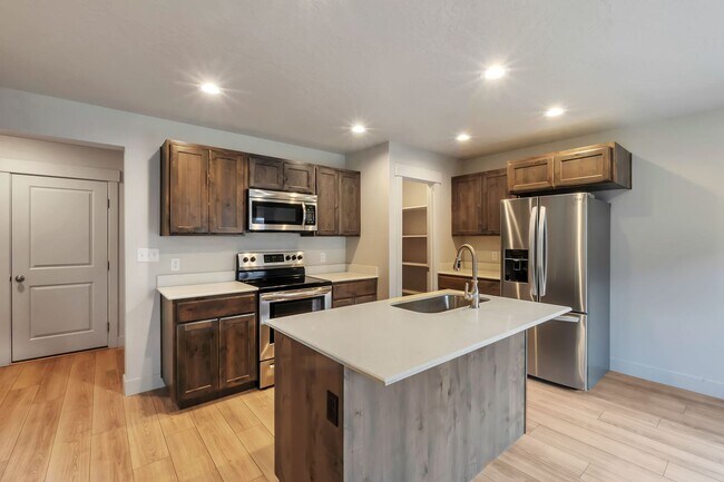 Building Photo - Join this growing Mapleton Village Community.