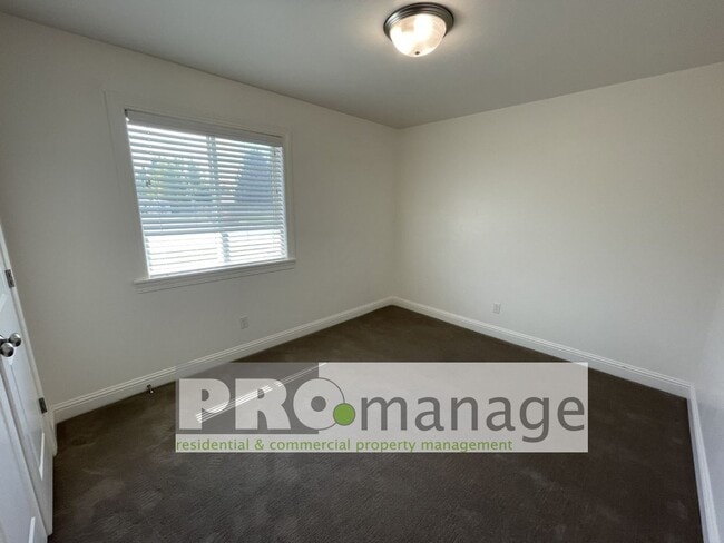 Building Photo - 3 Bed, 2 Bath Town Home w/ 2 Car Garage - Idaho Falls