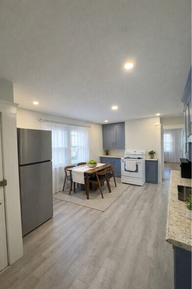 Building Photo - 10 Maple St