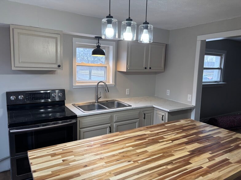 Building Photo - 668 Sullivan St