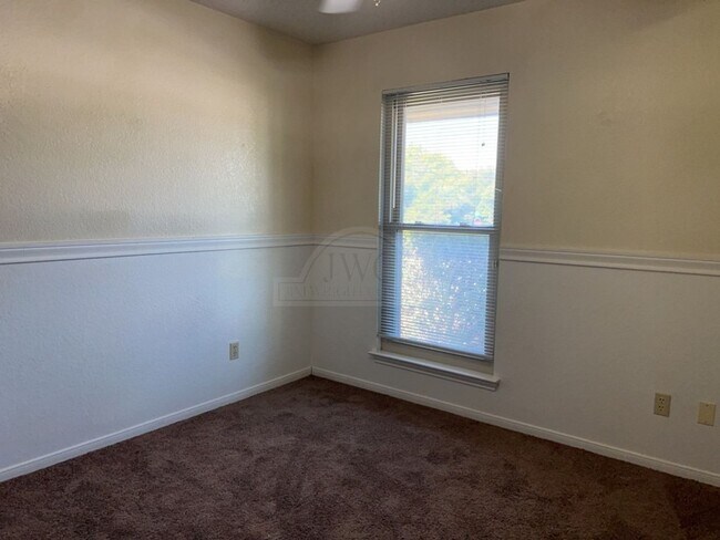 Building Photo - 2733 Phyllis Dr