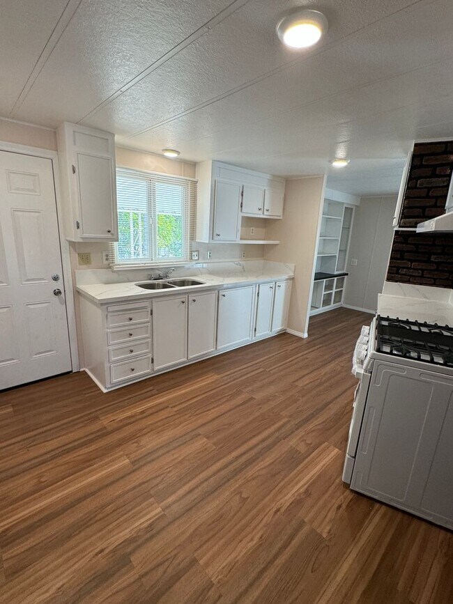 Building Photo - Beautiful rehabbed manufacture home in Lak...