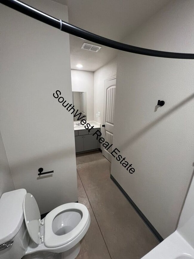 Building Photo - Spacious 2 bedroom 2 Bath apartment