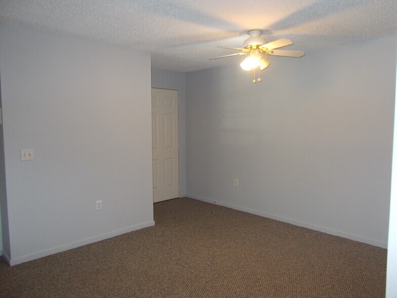 Building Photo - 3 Oak Hill Ln