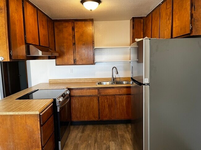 Building Photo - 618 Center St