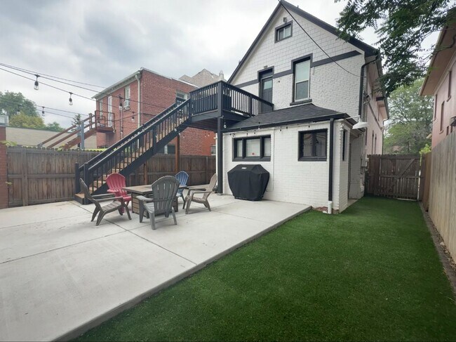 Building Photo - Modern 3-Bedroom Retreat in the Heart of C...