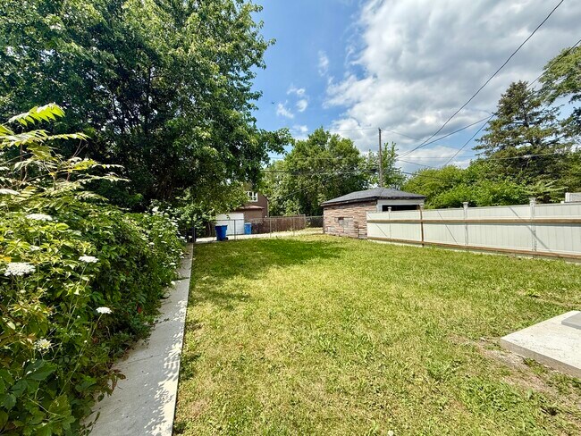 Building Photo - 10560 S Lafayette Ave